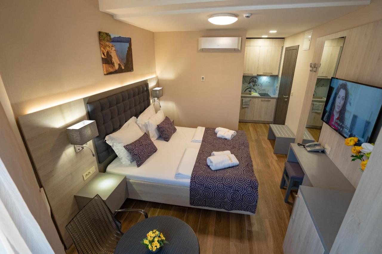 Bed&Breakfast Novalis Novalja Buitenkant foto