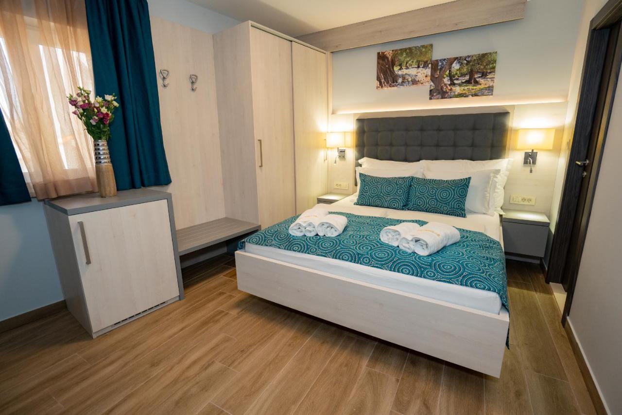 Bed&Breakfast Novalis Novalja Buitenkant foto