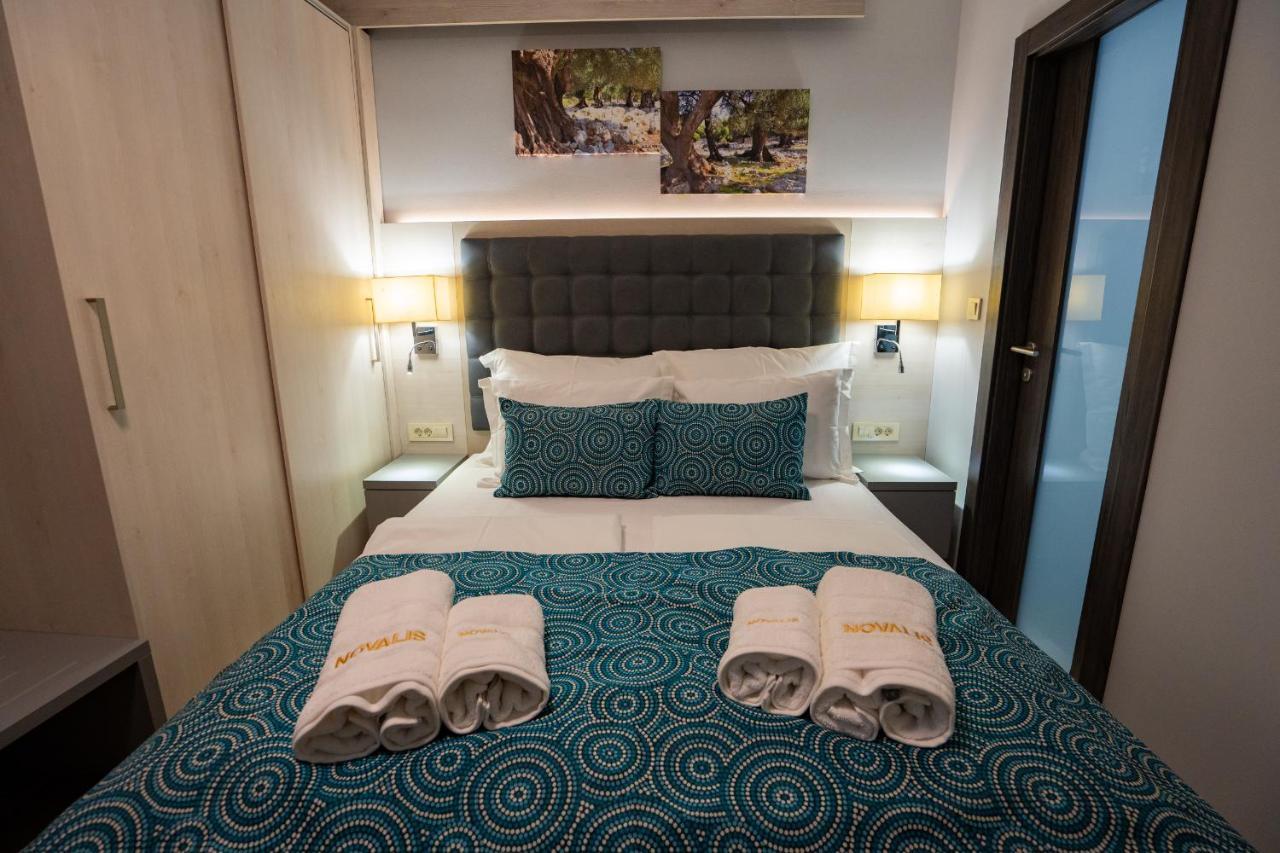 Bed&Breakfast Novalis Novalja Buitenkant foto