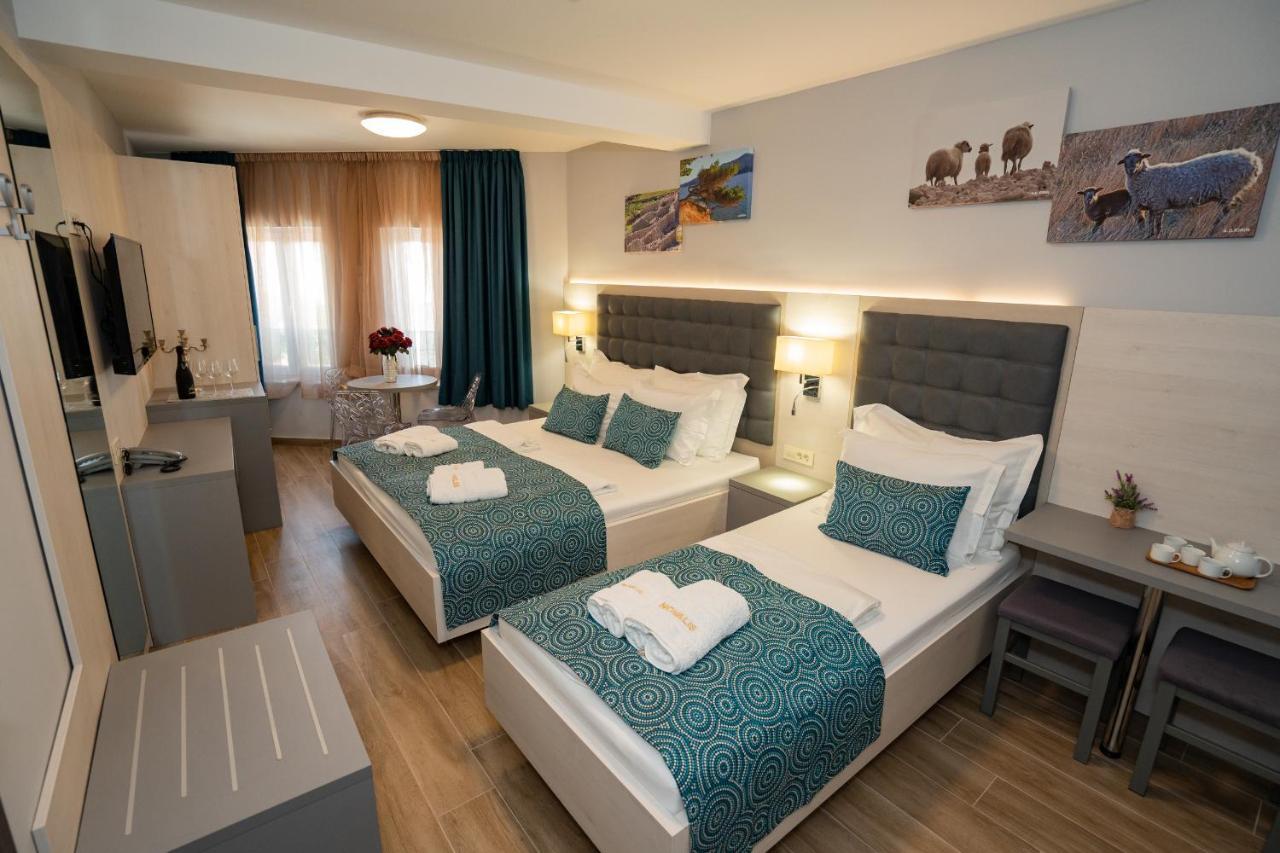 Bed&Breakfast Novalis Novalja Buitenkant foto