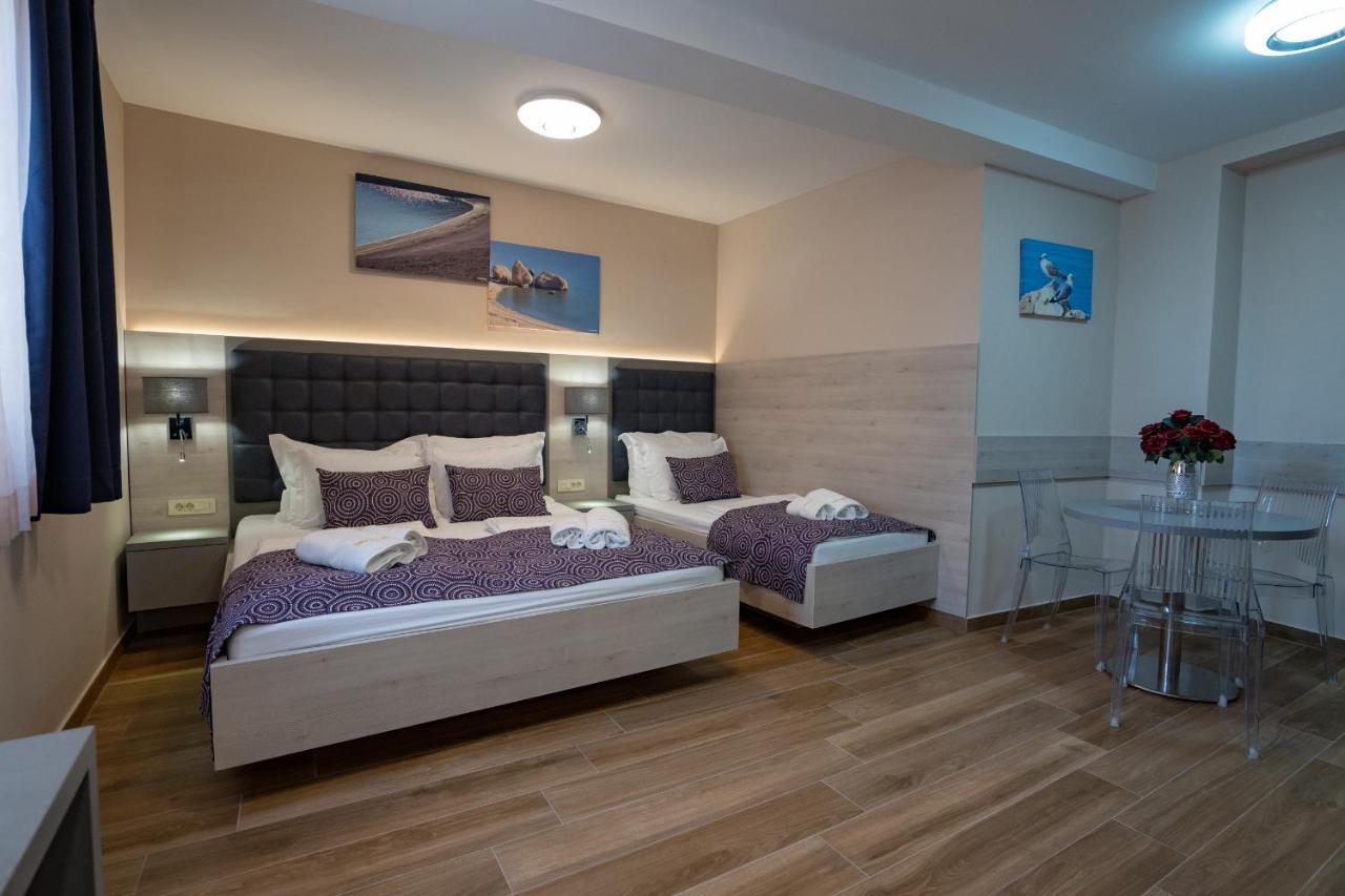 Bed&Breakfast Novalis Novalja Buitenkant foto
